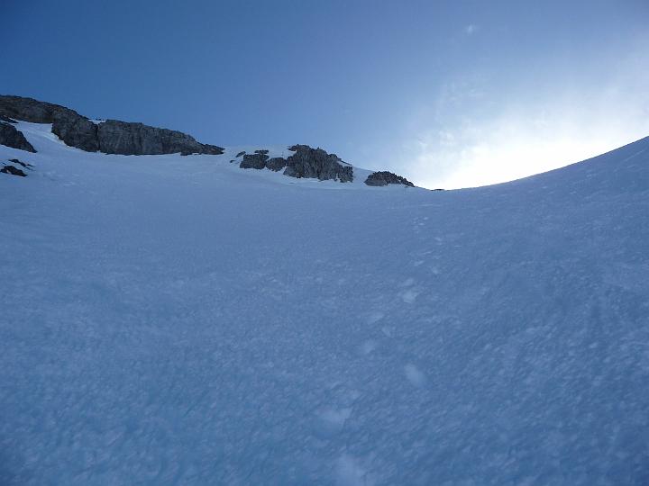 TourMars2009 089.jpg - Le plus dur reste à faire. Pente de 50° à 55° en sortie du couloir et neige très dure.
